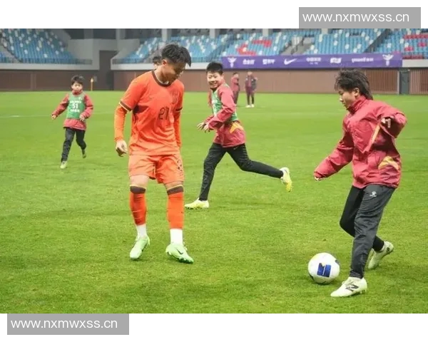 U17国少队在深圳青少年基地备战亚洲杯，与当地梯队快乐互动